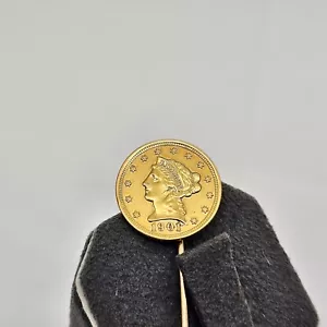 ANTIGUA MONEDA DE ÁGUILA DE CUARTO DE ORO DE $2,50 DE 1901 MONTADA COMO PIN - Imagen 1 de 9