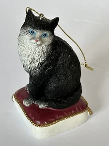 Maine Coon Cat Sitting on a Pillow Resin Christmas Ornament 4 inch Figurine - Picture 1 of 8