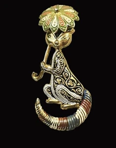 KATZE MIT SCHIRM BROSCHE - Emaille Damaszener Stil, goldfarben - SPANIEN - Bild 1 von 2