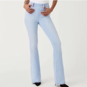 NWT SPANX Retro Light Wash Shaping Flare Jeans Size XS - Picture 1 of 12