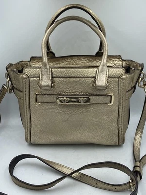 Mini Bolso Convertible COACH Swagger Metálico Dorado Cuero Guijarro Suave Foto 1 de 4