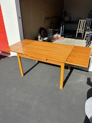 Mesa de comedor Mid Century de teca con hojas dibujadas se expande a 6,5 pies Foto 1 de 4