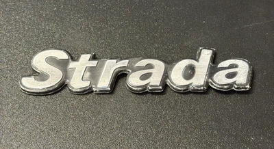 FIAT STRADA - INSIGNIA/EMBLEMA COCHE METAL VINTAGE - 155 X 37 MM Foto 1 de 3