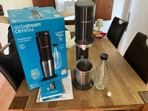 Soda Stream Crystal 2.0 Black inkl. Glaskaraffe und CO2 Zylinder - Bild 1 von 3
