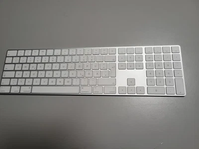 Apple Magic Keyboard mit Ziffernblock - Weiß (A1843) - Deutsch (MQ052D/A) Mac - Bild 1 von 3