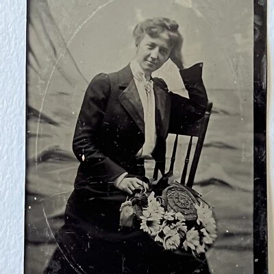 Fotografia antiga tipo tinta linda jovem mulher incrível chapéu margarida flor do sol - Imagem 1 de 4