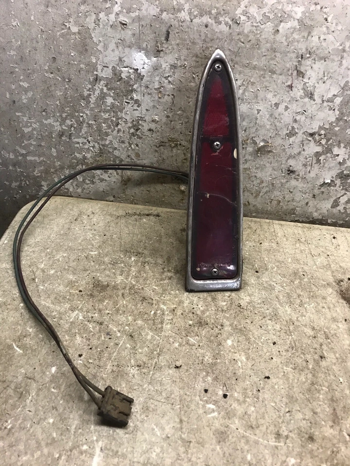 Luz de señalización lateral trasera pasajero derecho Buick Lesabre 65 Foto 1 de 1