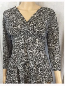 Nine West Paisley Black White Top Blouse V-Neck ¾ Sleeve Size M Fitted - Picture 1 of 2