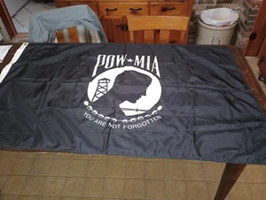 BANDIERA POW MIA VECCHIA VINTAGE NUOVA NOS MAI USATA 3x5 doppia faccia cucita nylon resistente - Foto 1 di 12