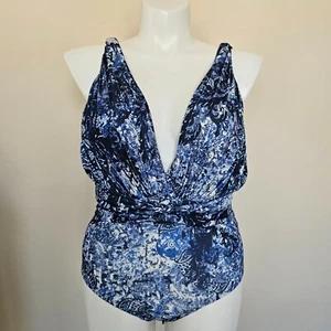 Traje Bebe Gabriella Deep V Twisted Body Azul Marino Blanco Estampado Talla Grande Nuevo con Etiquetas - Imagen 1 de 17