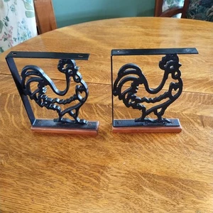 2 Bauernhaus Landhaus, Hahn Huhn GUSSEISEN REGALTRÄGER Halterung Vintage Metall - Bild 1 von 12