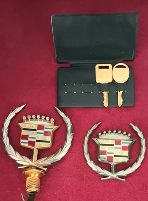 Cadillac 1988 sedán cupé capó Deville adorno emblema y 2 llaves doradas 2 emblemas Foto 1 de 4