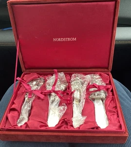 Juego de 4 esparcidores de queso de acero inoxidable Nordstrom Holiday en caja de terciopelo rojo - Imagen 1 de 6