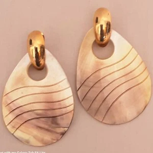 Zwei Ohrringe in einem kleinen goldfarbenen Huggies mit großen MOP Muscheln - Bild 1 von 12