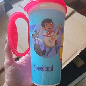 Disney Disneyland Resort Pixar Coco Incredibles Wall-E Souvenir Becher Tasse mit Deckel - Bild 1 von 7