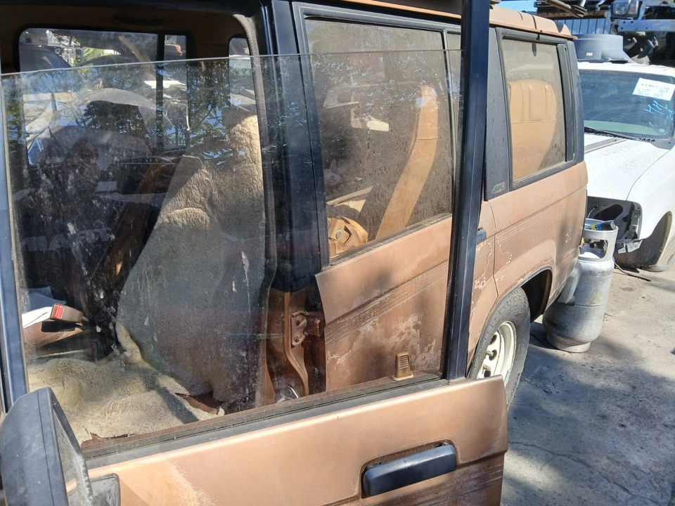 86 Isuzu Trooper Delantero Izquierdo LH Driver Puerta Vidrio Enrollado Vidrio Usado Foto 1 de 4