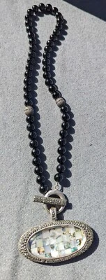 Collar de ónix colgante con incrustaciones de concha de marcasita de plata esterlina de Suzanne Somers Foto 1 de 4
