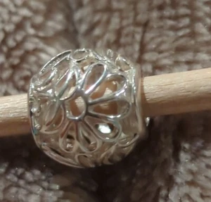 NEU Chamilia Floral Durchbrochen Perlen Charm 2010-3550 Posten AP0073 - Bild 1 von 2