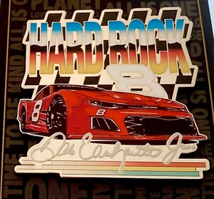 2025 Hard Rock Café Dale Earnhardt Jr #8 NASCAR Race Car Le Pin - Imagen 1 de 3
