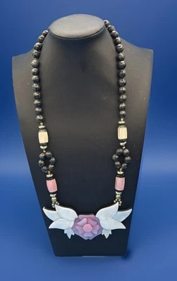 Collar vintage de flores rosas intrincadamente talladas Foto 1 de 4