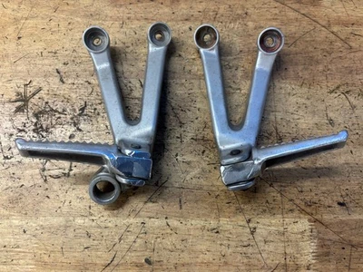 Clavijas de pie de pasajero trasero izquierdo derecho Honda CBR600 F4i CBR 600 2001-2006 OEM 02 03 Foto 1 de 4