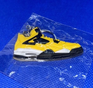 Portachiavi Nike Air Jordan 4 Sneaker 2D Flat Rubber 2,5” x 1,25” - GIALLO - NUOVO - Foto 1 di 7