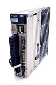 Servoaccionamiento Yaskawa SGDV-2R8A11B002000, 3PH 200-230VAC, 2.8A 400W Salida - Imagen 1 de 6