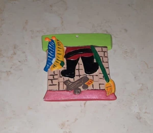 Adorno de árbol de Navidad de cerámica pintado a mano de colección años 70 Santa en la chimenea - Imagen 1 de 4