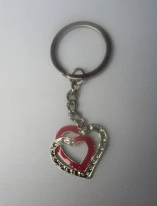Eleganter farbiger Schlüsseranhänger -  DOPPELHERZ - Silber / Rot - Picture 1 of 1