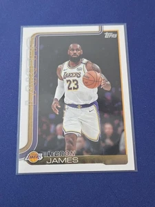 Base LeBron James - Buque insignia Topps 2025-26 #150 Los Angeles Lakers NBA  - Imagen 1 de 2