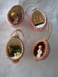 Juego 4 adornos navideños diorama cáscara de huevo con cuentas flocadas artesanales años 50 - Imagen 1 de 14