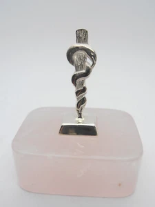 Bastone di Esculapio in Argento 925 su Quarzo Rosa - Asclepio - Fermacarte - Picture 1 of 6