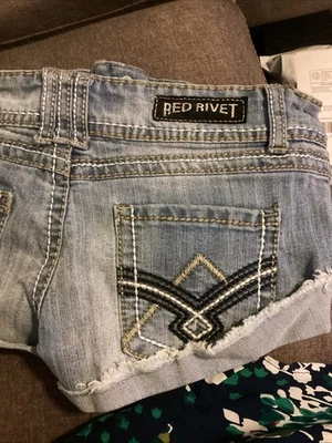 shorts remaches rojos Foto 1 de 4