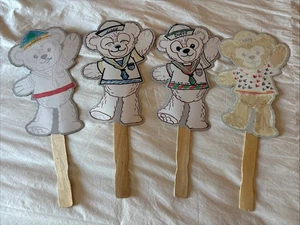 Duffy L'Orso Disney Ventaglio a Mano in Cartone Stile Paddle da Collezione Set di 4 - Foto 1 di 14