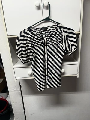 BLUSA FENDI RAYAS SEDA BOTÓN DELANTERO CHEVRON RAYAS SEDA TALLA 38 Foto 1 de 4