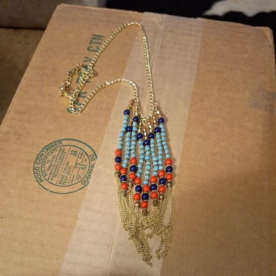 Collar de cadena tono dorado de 20" con 8 hebras colgantes cuentas de vidrio coral turquesa Foto 1 de 3