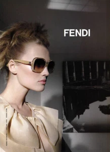 2009 Fendi Karl Lagerfeld Toni Garrn moda 1 página anuncio de revista - Imagen 1 de 1