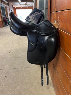 Sillín de doma monoflap Amerigo Vega 18", árbol M-MW (modelo 2016) Foto 1 de 4