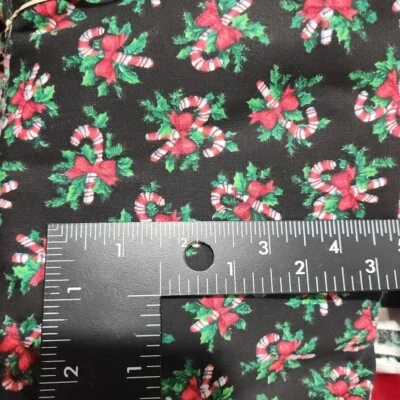 Edredón de algodón Cranston de colección tela artesanal 44" x 1 año POR Navidad bastones de caramelo negro Foto 1 de 3