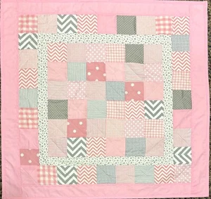 Baby Decke rosa grau Handarbeit Patchwork Decke 42" x 42" Mädchen NEU - Bild 1 von 5