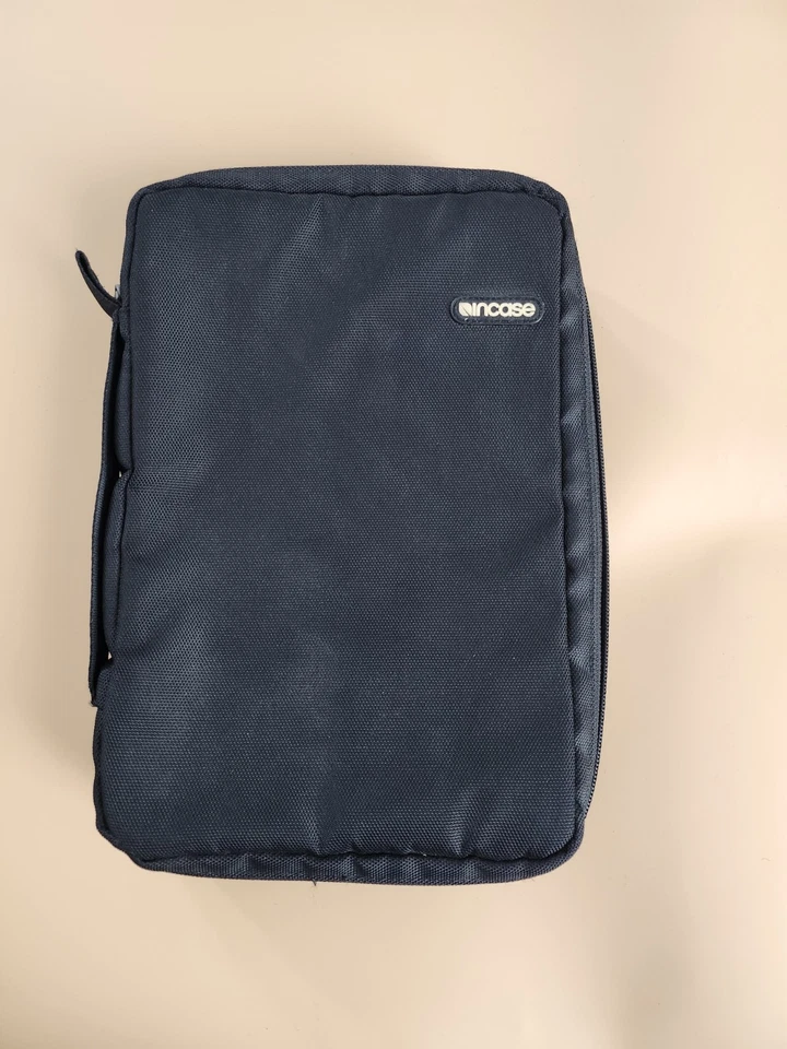 Incase 软垫保护壳 适合平板电脑或 iPad (9.7" 对角线) 黑色纹理保护套 拉链 — 第 1/4 张图片