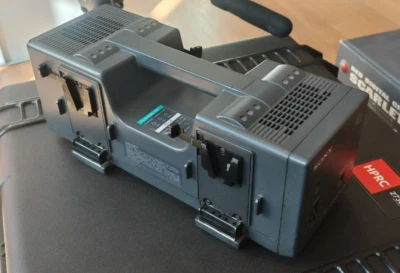 SONY V Mount Akku Ladegerät BC L100 CE Schnellladegerät 4 ch Battery Charger - Bild 1 von 3