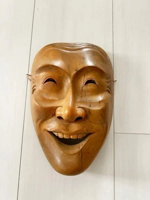 Máscara de madera sonriente Noh colgante de pared decoración madera natural usada Foto 1 de 4
