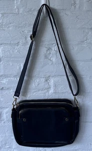 Schwarze Umhängetasche mit drei Fächern, Magnetverschluss und Reißverschlüssen, gold  - Bild 1 von 8