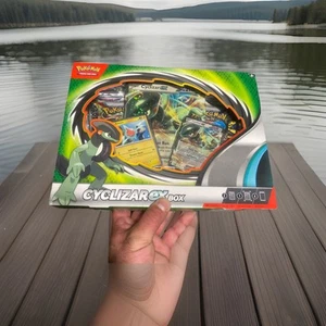 Pokemon TCG Cyclizar ex Box mit 4 Booster Packs *FACTORY SEALED* - Bild 1 von 7