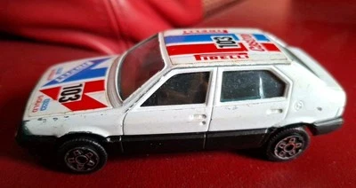 BBURAGO ALFA ROMEO 33 RALLY, scala 1/43, SERIE 4000 RARA! played, Ottime Cond. - Immagine 1 di 4