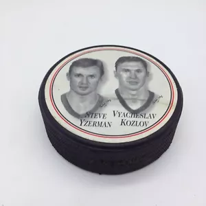 1997 Detroit Red Wings YZERMAN & KOZLOV Ufficiale Hockey Puck Burger King - Foto 1 di 4