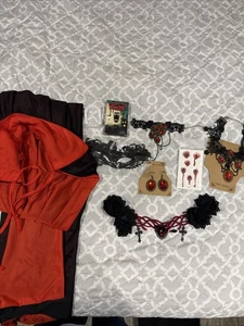 Neu im Karton Vampir Kostüm, mit Umhang, Maske, realistische Reißzähne, Bissmarke Tattoos, Schmuck - Bild 1 von 16