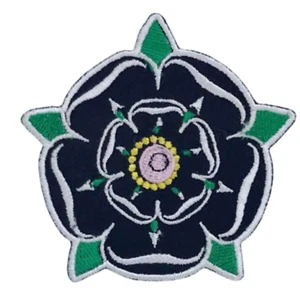 Parche de bordado de flores de rosa negra Yorkshire hierro a coser en chaquetas damas lindo - Imagen 1 de 2