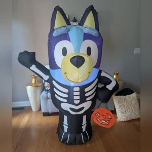 Bluey 5ft Scheletro Halloween Gonfiabile Blow Up NUOVO Decorazione Cane FUNZIONA TESTATO - Foto 1 di 4